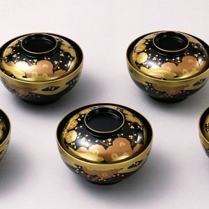 漆塗り蓋付き椀 一客の価格 5客揃え 菊柄 美品 黒 金 赤 輪島 | 漆 ...
