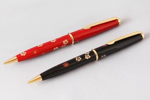 朱・黒 各1本 30,800円(税込) Ballpoint Pen "Plum Blossoms"