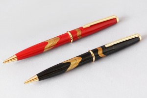 朱・黒 各1本 27,500円(税込) Ballpoint Pen "Auspicious Cloud"